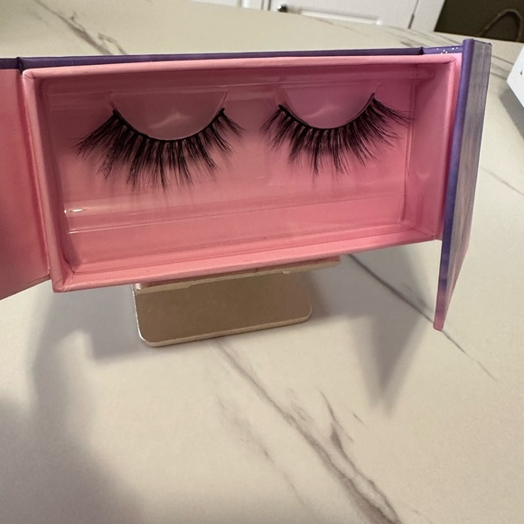 NIB Lunar Beauty eyelashes ❤️ - Picture 2 of 3